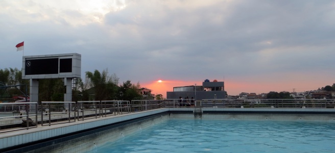 Sunset di kolam renang UPI